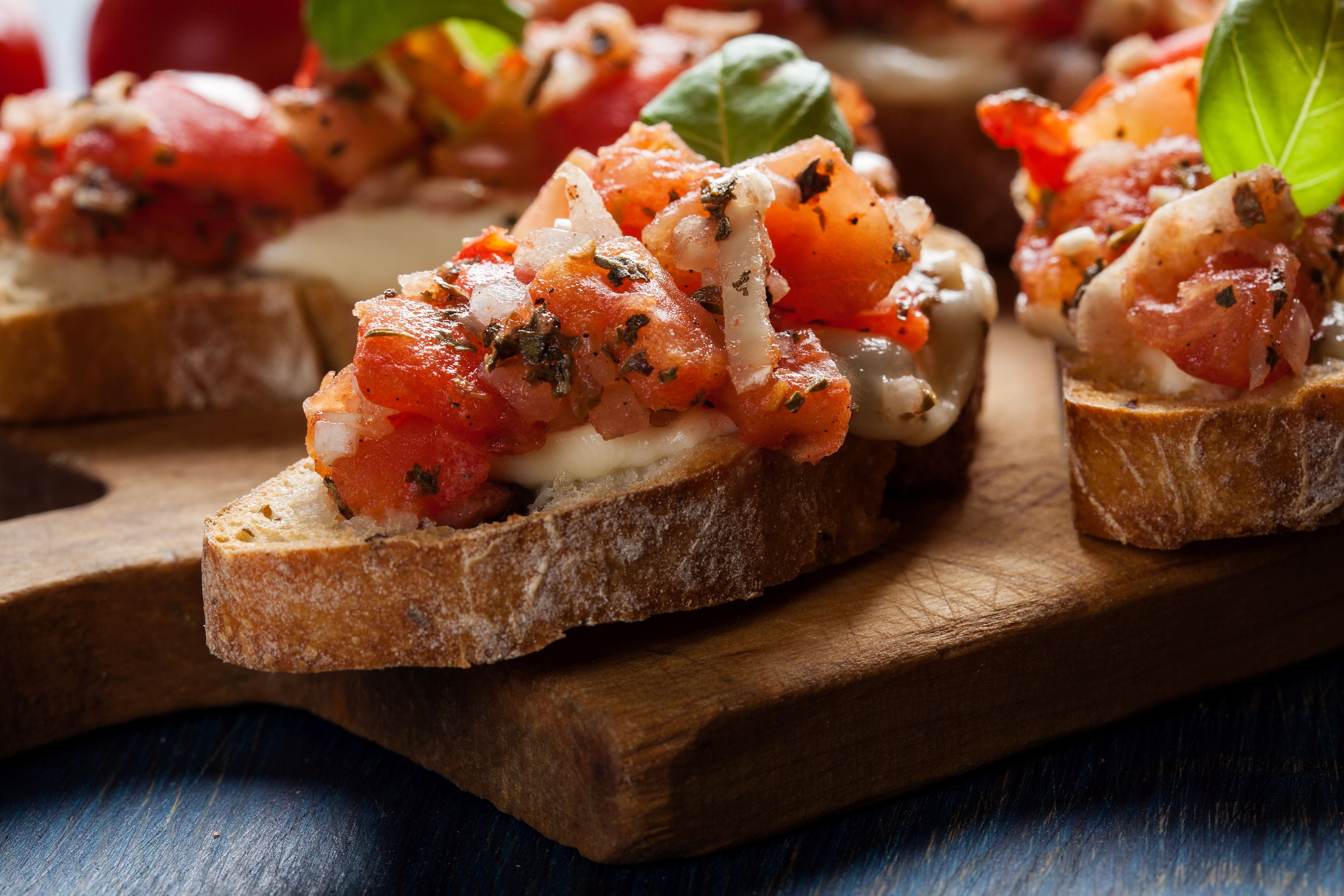 Italienischer Appetizer: Bruschetta mit frischen Tomaten - Flammenpapst.de