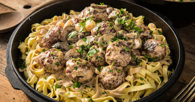 Geschmorte Wildfleischbällchen Stroganoff mit Eiernudeln