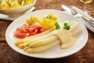 Spargel mit Sauce Hollandaise und Kartoffeln