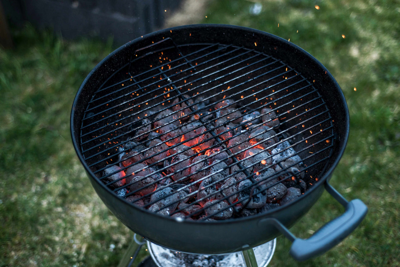 So zünden Sie Ihren <br> Holzkohlegrill richtig an