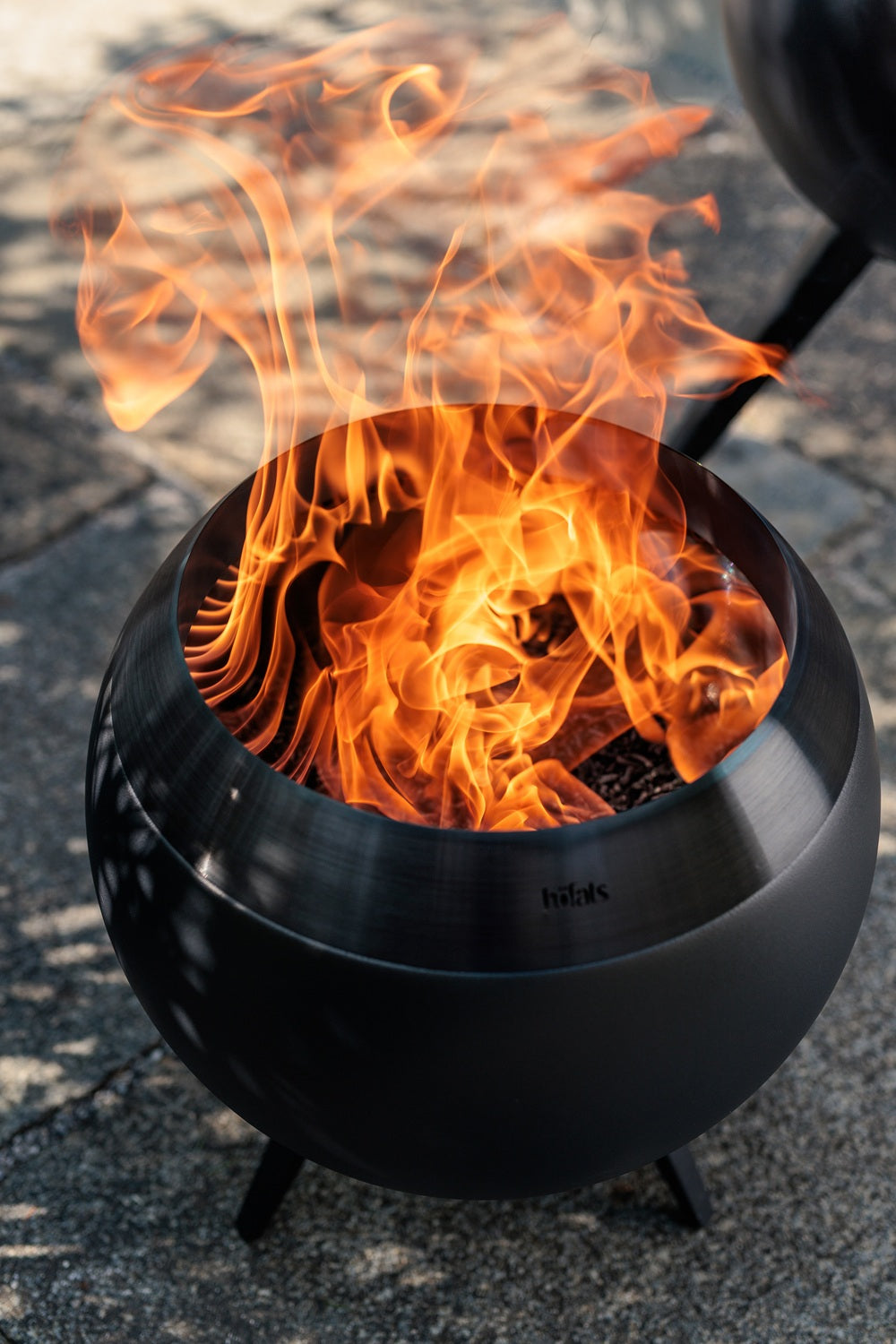 höfats MOON 45 all black Feuerkorb mit niedrigem Fuß