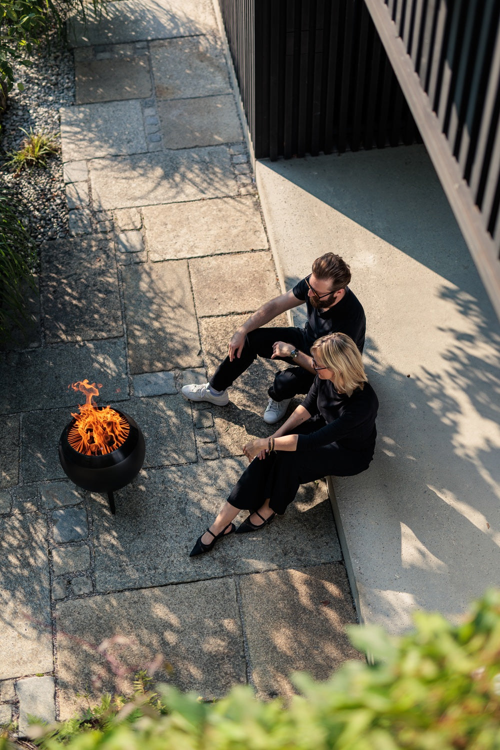 höfats MOON 45 all black Feuerkorb mit niedrigem Fuß