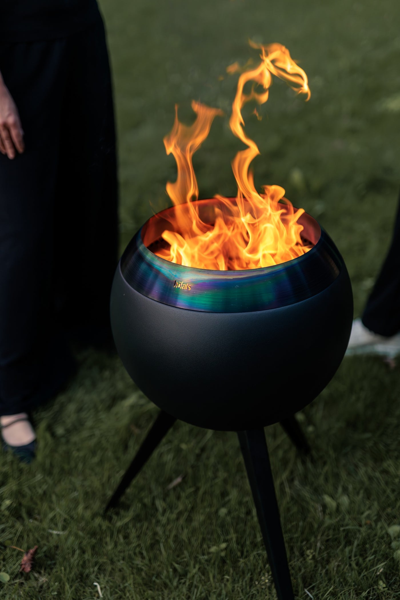 höfats MOON 45 all black Feuerkorb mit hohem Fuß