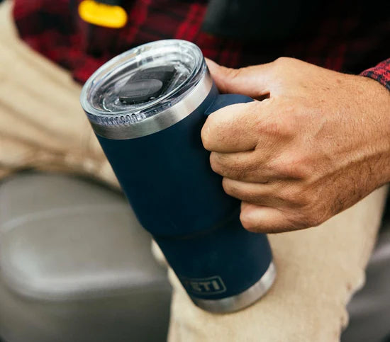 Yeti Rambler 20 OZ (591ml) Reisebecher mit Strong Hold Deckel, Tropical pink