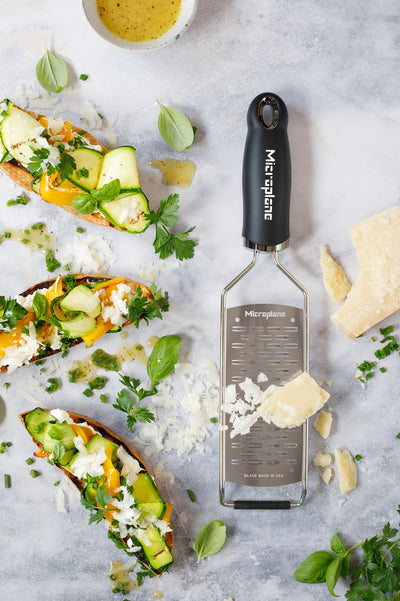 Microplane Gourmet Serie - 2-Wege-Schneider, schwarz